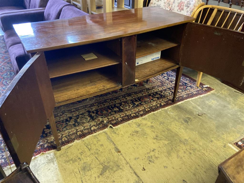 An Edwardian mahogany bow fronted sideboard, length 137cm, depth 60cm, height 91cm